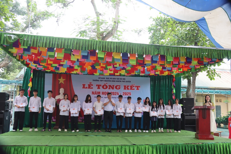 Trường THPT Nguyễn Bỉnh Khiêm tổng kết năm học 2024 – 2025; tuyên dương, khen thưởng cho các em học sinh có nhiều nỗ lực, đạt thành tích cao- Ảnh 6.