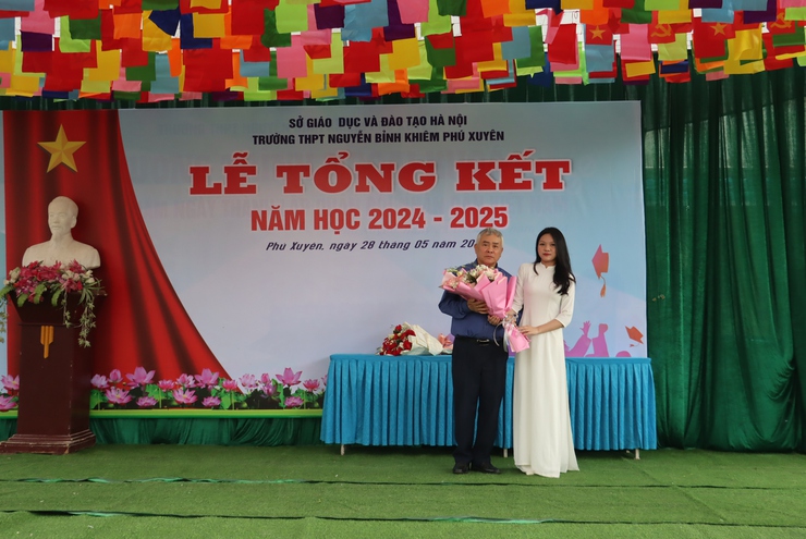 Trường THPT Nguyễn Bỉnh Khiêm tổng kết năm học 2024 – 2025; tuyên dương, khen thưởng cho các em học sinh có nhiều nỗ lực, đạt thành tích cao- Ảnh 1.