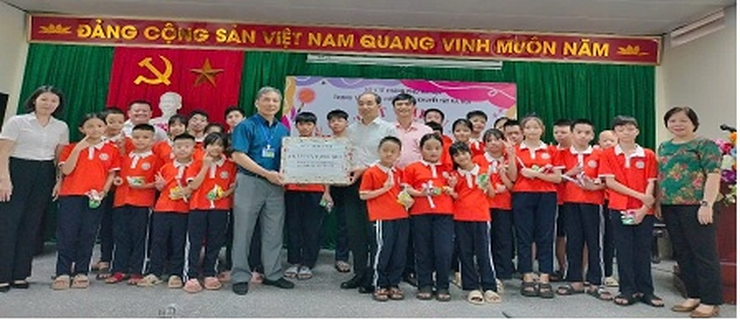 Lãnh đạo Sở Y tế Hà Nội thăm và tặng quà cho trẻ em Trung tâm nuôi dưỡng trẻ khuyết tật Hà Nội nhân Ngày Quốc tế Thiếu nhi 1/6 - Ảnh 2.