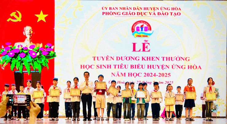 Ứng Hòa tuyên dương 296 học sinh giỏi tiêu biểu 
năm học 2024 - 2025- Ảnh 2.