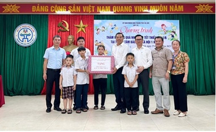 Lãnh đạo Sở Y tế thăm và tặng quà cho trẻ em tại Trung tâm Bảo trợ xã hội 1 Hà Nội- Ảnh 3.