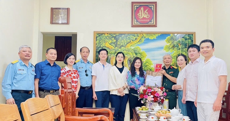 Phường Tương Mai tổ chức thăm hỏi, tặng quà Người có công và gia đình chính sách nhân kỷ niệm 50 năm ngày Giải phóng miền Nam, thống nhất đất nước.- Ảnh 1.