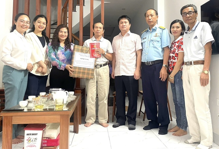 Phường Tương Mai tổ chức thăm hỏi, tặng quà Người có công và gia đình chính sách nhân kỷ niệm 50 năm ngày Giải phóng miền Nam, thống nhất đất nước.- Ảnh 2.