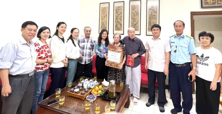 Phường Tương Mai tổ chức thăm hỏi, tặng quà Người có công và gia đình chính sách nhân kỷ niệm 50 năm ngày Giải phóng miền Nam, thống nhất đất nước.- Ảnh 3.