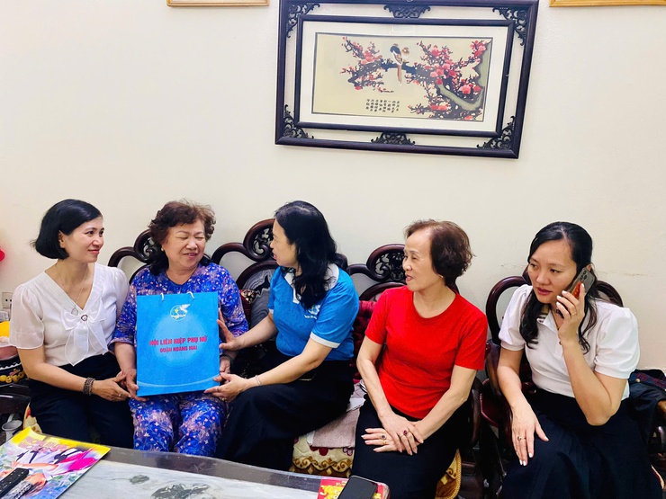 Phường Tương Mai tổ chức thăm hỏi, tặng quà Người có công và gia đình chính sách nhân kỷ niệm 50 năm ngày Giải phóng miền Nam, thống nhất đất nước.- Ảnh 4.