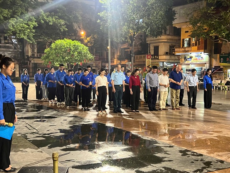 Chi đoàn trường mầm non Tương Mai  tham gia chương trình thắp nến tri ân các hùng liệt sỹ- Ảnh 1.
