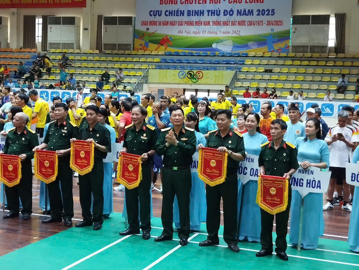 Hội cựu  chiến binh quận Hoàng Mai hoàn thành xuất sắc nội dung thi đấu tại  giải bóng chuyền hơi, cầu lông hội CCB thành phố Hà Nội, chào mừng 50 năm giải phóng Miền Nam thống nhất đất nước năm 2025- Ảnh 1.