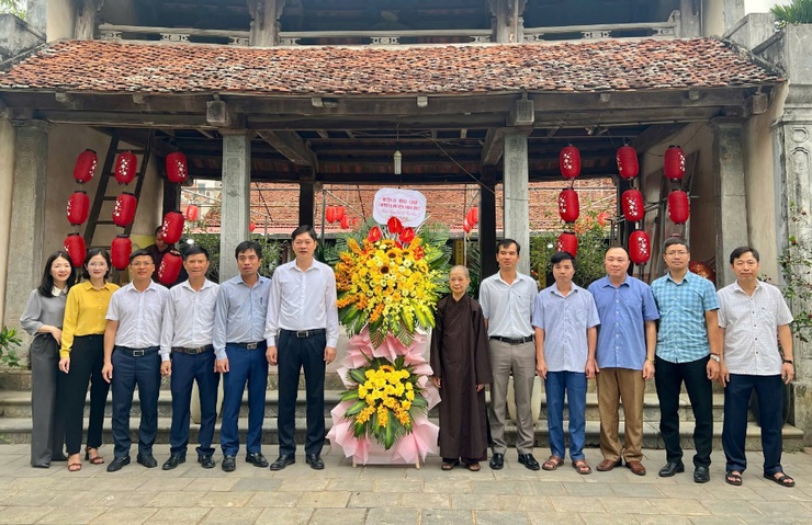 Đồng chí Phùng Bá Nhân - Ủy viên Ban Thường vụ, Trưởng Ban Tuyên giáo và Dân vận Huyện uỷ thăm tặng quà chùa Địa Linh – thôn Minh Hoà 4, xã Minh Khai nhân dịp Lễ phật đản- Ảnh 2.