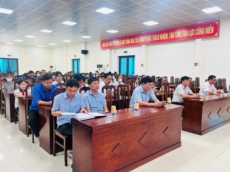 Thị trấn Quốc Oai: Lễ phát động Tháng hành động vì trẻ em năm 2025 và trao quà cho trẻ em có hoàn cảnh khó khăn- Ảnh 2.
