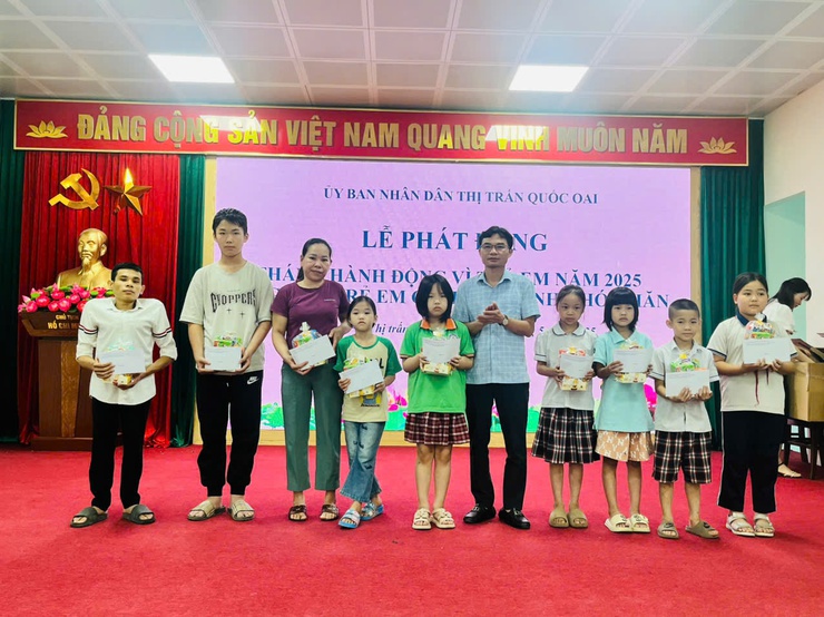 Thị trấn Quốc Oai: Lễ phát động Tháng hành động vì trẻ em năm 2025 và trao quà cho trẻ em có hoàn cảnh khó khăn- Ảnh 7.
