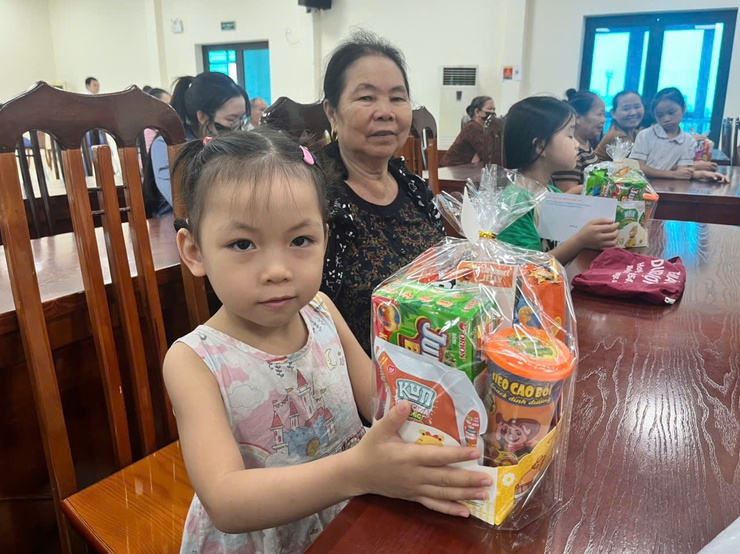 Thị trấn Quốc Oai: Lễ phát động Tháng hành động vì trẻ em năm 2025 và trao quà cho trẻ em có hoàn cảnh khó khăn- Ảnh 10.