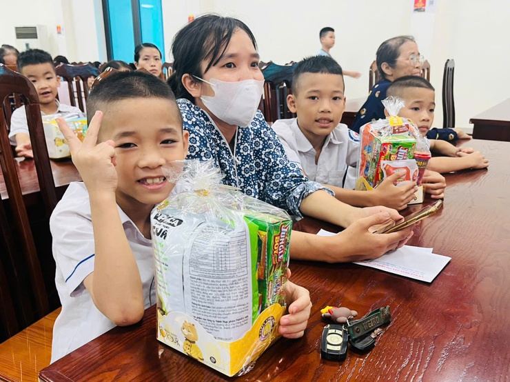 Thị trấn Quốc Oai: Lễ phát động Tháng hành động vì trẻ em năm 2025 và trao quà cho trẻ em có hoàn cảnh khó khăn- Ảnh 6.