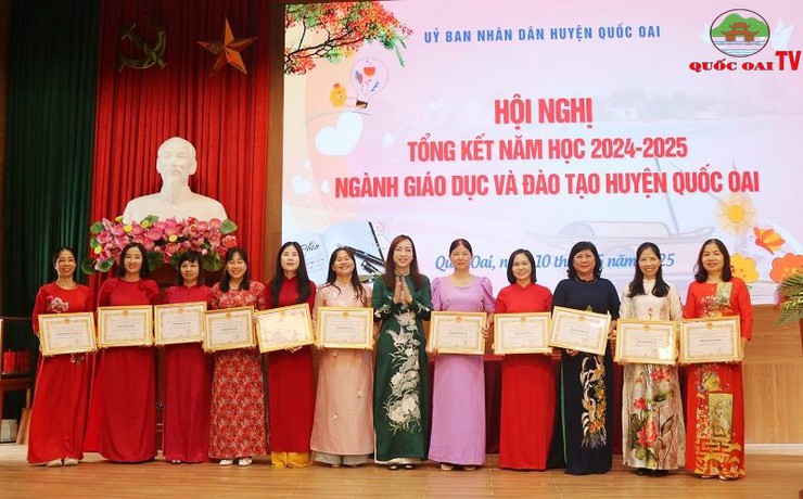 Quốc Oai tuyên dương khen thưởng 34 tập thể lao động tiên tiến và 665 chiến sỹ thi đua cấp cơ sở trong năm học 2024- 2025- Ảnh 7.