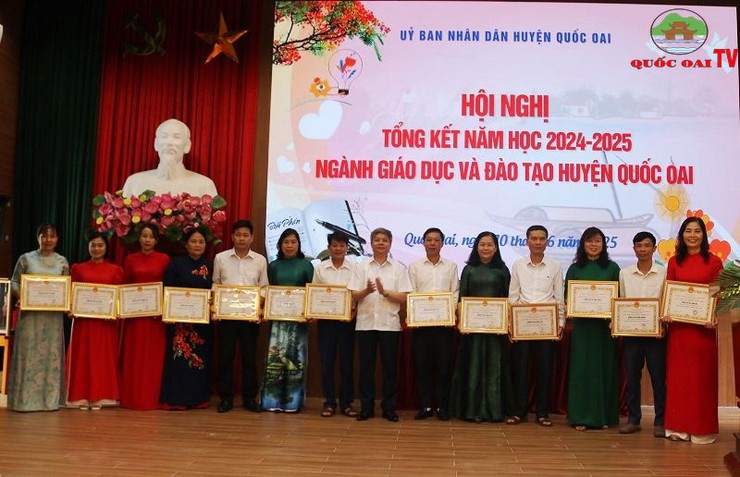 Quốc Oai tuyên dương khen thưởng 34 tập thể lao động tiên tiến và 665 chiến sỹ thi đua cấp cơ sở trong năm học 2024- 2025- Ảnh 8.
