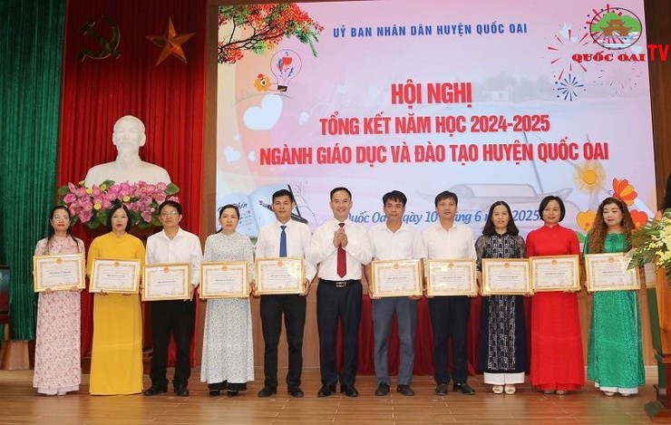 Quốc Oai tuyên dương khen thưởng 34 tập thể lao động tiên tiến và 665 chiến sỹ thi đua cấp cơ sở trong năm học 2024- 2025- Ảnh 9.