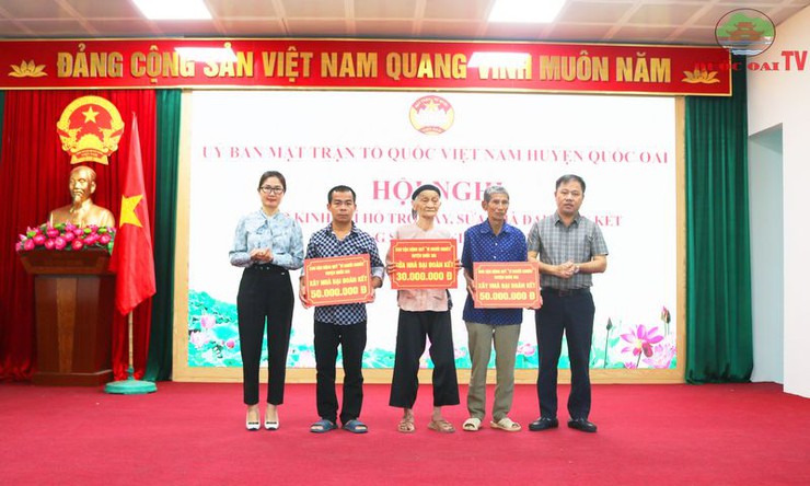Ủy ban MTTQ Việt Nam huyện Quốc Oai trao kinh phí 1tỷ 610 triệu đồng xây sửa nhà ở và trao tặng sổ tiết kiệm cho cho các hộ cận nghèo, hộ có hoàn cảnh đặc biệt khó khăn trên địa bàn huyện- Ảnh 1.