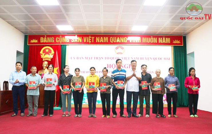 Ủy ban MTTQ Việt Nam huyện Quốc Oai trao kinh phí 1tỷ 610 triệu đồng xây sửa nhà ở và trao tặng sổ tiết kiệm cho cho các hộ cận nghèo, hộ có hoàn cảnh đặc biệt khó khăn trên địa bàn huyện- Ảnh 2.