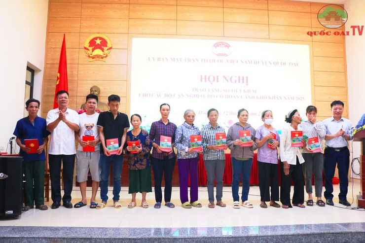 Ủy ban MTTQ Việt Nam huyện Quốc Oai trao kinh phí 1tỷ 610 triệu đồng xây sửa nhà ở và trao tặng sổ tiết kiệm cho cho các hộ cận nghèo, hộ có hoàn cảnh đặc biệt khó khăn trên địa bàn huyện- Ảnh 3.