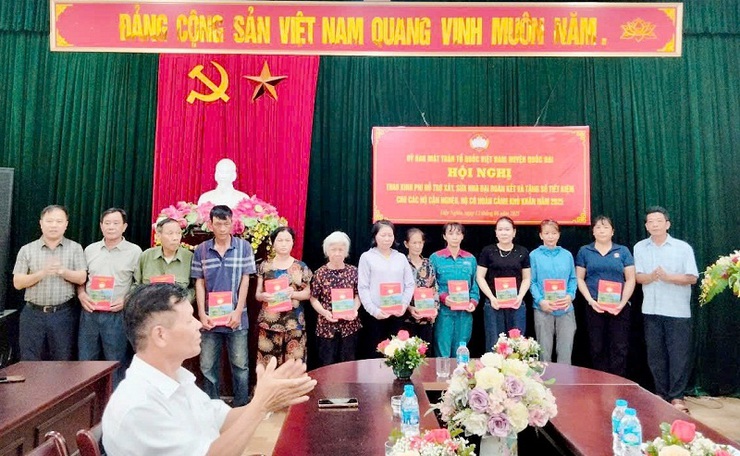 Ủy ban MTTQ Việt Nam huyện Quốc Oai trao kinh phí 1tỷ 610 triệu đồng xây sửa nhà ở và trao tặng sổ tiết kiệm cho cho các hộ cận nghèo, hộ có hoàn cảnh đặc biệt khó khăn trên địa bàn huyện- Ảnh 4.