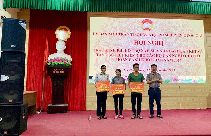Ủy ban MTTQ Việt Nam huyện Quốc Oai trao kinh phí 1tỷ 610 triệu đồng xây sửa nhà ở và trao tặng sổ tiết kiệm cho cho các hộ cận nghèo, hộ có hoàn cảnh đặc biệt khó khăn trên địa bàn huyện- Ảnh 5.