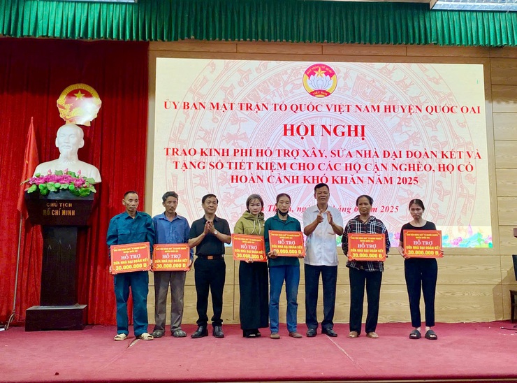 Ủy ban MTTQ Việt Nam huyện Quốc Oai trao kinh phí 1tỷ 610 triệu đồng xây sửa nhà ở và trao tặng sổ tiết kiệm cho cho các hộ cận nghèo, hộ có hoàn cảnh đặc biệt khó khăn trên địa bàn huyện- Ảnh 6.