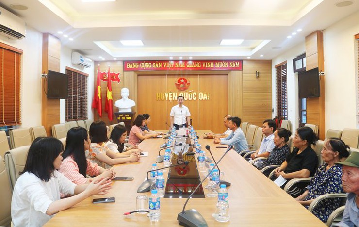Quốc Oai trao tặng 5 sổ tiết kiệm cho các gia đình chính sách nhân dịp 78 năm ngày thương binh – liệt sĩ- Ảnh 1.
