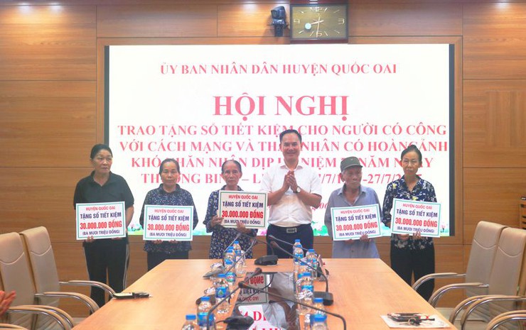 Quốc Oai trao tặng 5 sổ tiết kiệm cho các gia đình chính sách nhân dịp 78 năm ngày thương binh – liệt sĩ- Ảnh 2.