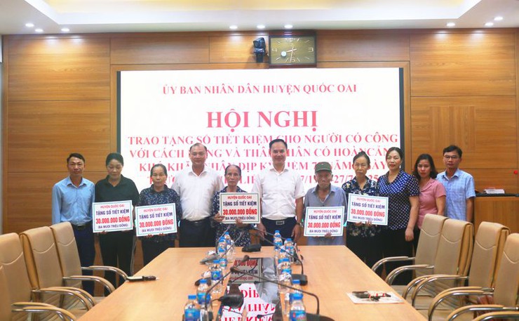 Quốc Oai trao tặng 5 sổ tiết kiệm cho các gia đình chính sách nhân dịp 78 năm ngày thương binh – liệt sĩ- Ảnh 3.