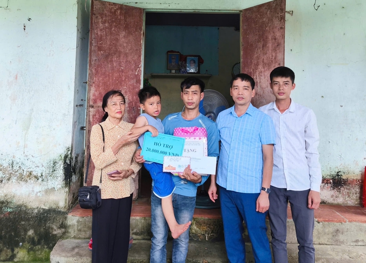 Điểm tựa cho những tuổi thơ mong manh- Ảnh 1.