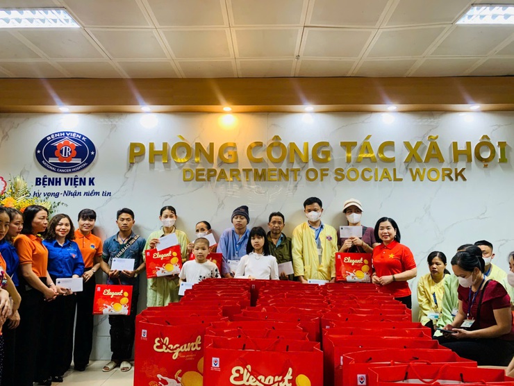 Cán bộ giáo viên nhân viên và phụ huynh trường mầm non Yên Sở trao tặng quà cho bệnh nhân tại bệnh viện K - Tân Triều- Ảnh 3.