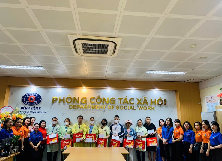 Cán bộ giáo viên nhân viên và phụ huynh trường mầm non Yên Sở trao tặng quà cho bệnh nhân tại bệnh viện K - Tân Triều- Ảnh 4.