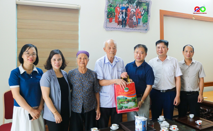 Lãnh đạo huyện Quốc Oai thăm, tặng quà người có công tiêu biểu nhân dịp kỷ niệm 78 năm Ngày Thương binh - Liệt sĩ

- Ảnh 1.