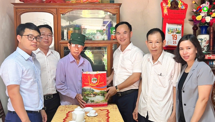 Lãnh đạo huyện Quốc Oai thăm, tặng quà người có công tiêu biểu nhân dịp kỷ niệm 78 năm Ngày Thương binh - Liệt sĩ

- Ảnh 2.