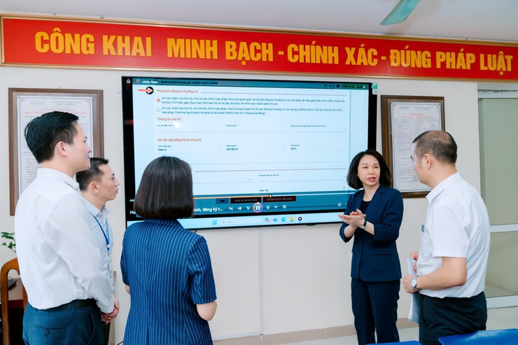 Phó Chủ tịch UBND thành phố Hà Nội Vũ Thu Hà kiểm tra công tác vận hành thử nghiệm mô hình chính quyền địa phương 2 cấp tại phường Phúc Lợi (mới)- Ảnh 1.