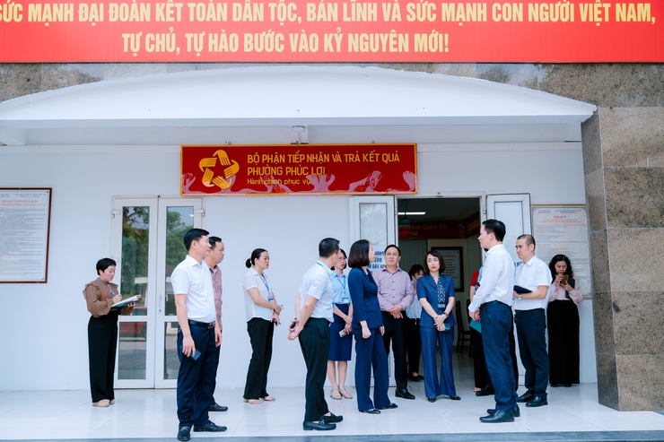 Phó Chủ tịch UBND Thành phố Vũ Thu Hà kiểm tra thực tế các phường mới sau sắp xếp của quận Long Biên- Ảnh 3.