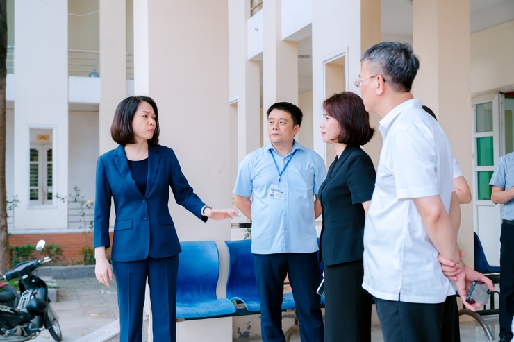 Phó Chủ tịch UBND Thành phố Vũ Thu Hà kiểm tra thực tế các phường mới sau sắp xếp của quận Long Biên- Ảnh 1.