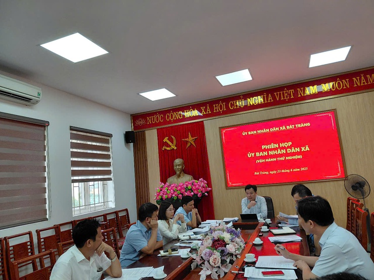 UBND xã Bát Tràng tổ chức phiên họp tập thể thử nghiệm: Tăng tốc hoàn thiện hồ sơ, đẩy mạnh vận hành thử nghiệm bộ máy mới- Ảnh 1.