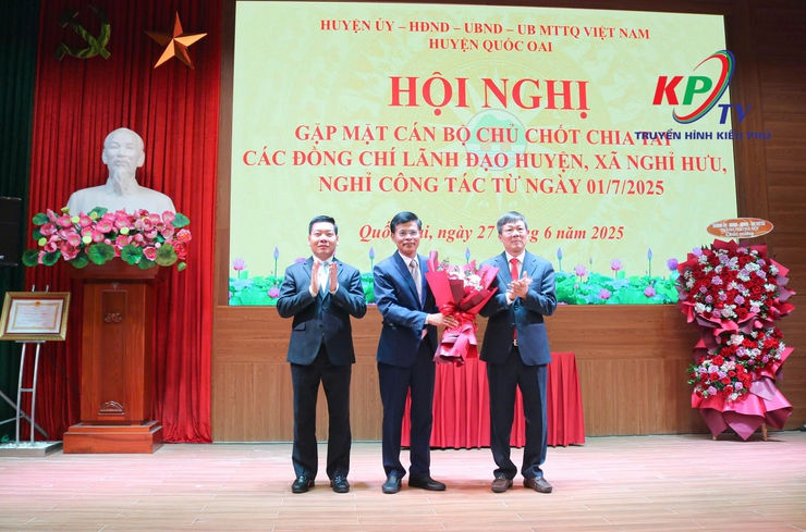 Huyện Quốc Oai tổ chức hội nghị gặp mặt, chia tay các đồng chí lãnh đạo nghỉ công tác theo chế độ- Ảnh 1.
