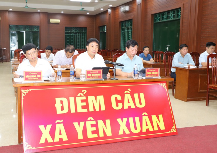 Các đồng chí Lãnh đạo, can bộ xã Yên Xuân dự Hội nghị sơ kết vận hành thử nghiệm chính quyền hai cấp của Thành phố Hà Nội- Ảnh 1.