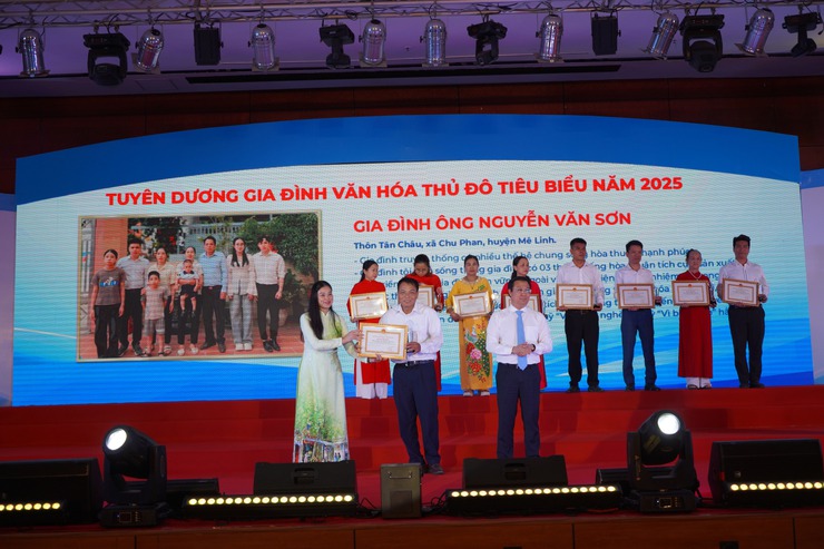 Khen thưởng thành tích xuất sắc cho các hộ Gia đình văn hóa tiêu biểu nhân dịp kỷ niệm 24 năm Ngày Gia đình Việt Nam- Ảnh 2.
