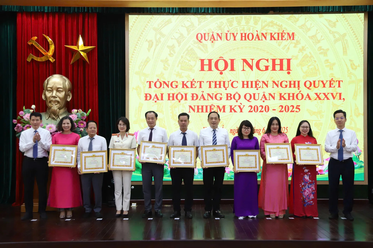 Đảng bộ Quận Hoàn Kiếm khen thưởng nhiều tập thể, cá nhân có thành tích xuất sắc- Ảnh 3.