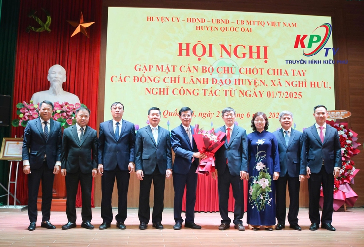 Huyện Quốc Oai tổ chức hội nghị gặp mặt, chia tay các đồng chí lãnh đạo nghỉ công tác theo chế độ- Ảnh 2.