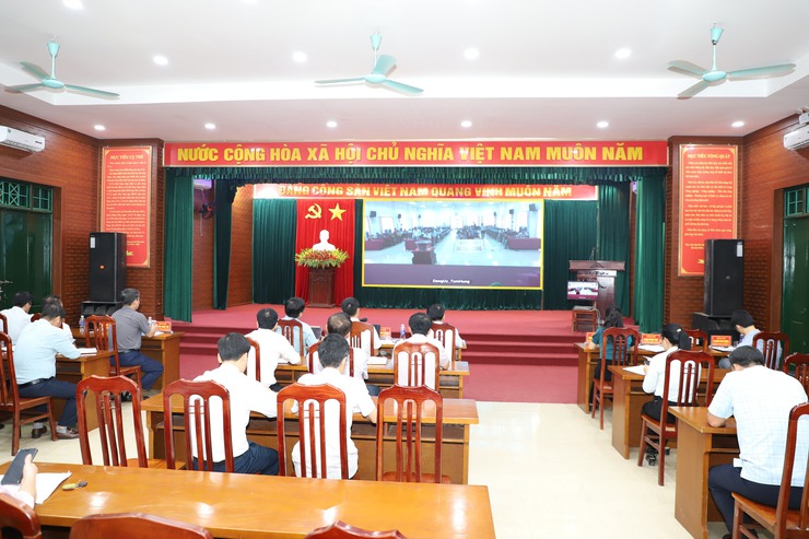 Các đồng chí Lãnh đạo, can bộ xã Yên Xuân dự Hội nghị sơ kết vận hành thử nghiệm chính quyền hai cấp của Thành phố Hà Nội- Ảnh 2.