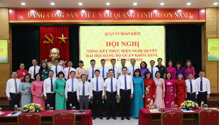 Đảng bộ Quận Hoàn Kiếm khen thưởng nhiều tập thể, cá nhân có thành tích xuất sắc- Ảnh 4.