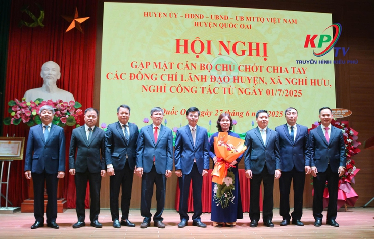 Huyện Quốc Oai tổ chức hội nghị gặp mặt, chia tay các đồng chí lãnh đạo nghỉ công tác theo chế độ- Ảnh 4.