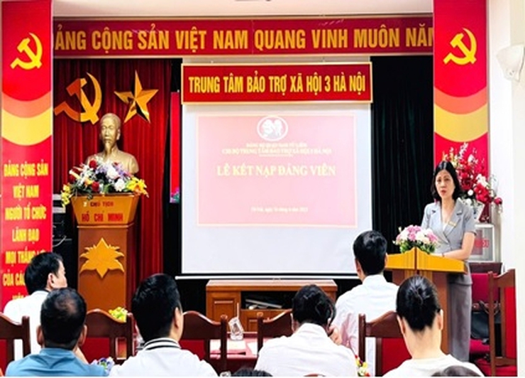Lễ công nhận đảng viên chính thức và kết nạp đảng viên tại Trung tâm Bảo trợ xã hội 3 Hà Nội
- Ảnh 1.