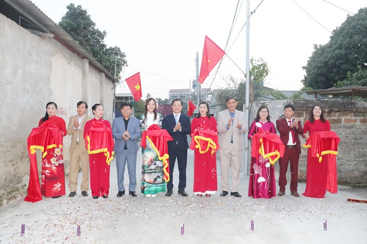Tổ tự quản số 4 – Tổ dân phố Xuân Mai đồng lòng hiến đất mở đường xây dựng tuyến đường mới đón Xuân Ất Tỵ 2025- Ảnh 1.