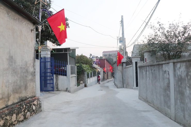 Tổ tự quản số 4 – Tổ dân phố Xuân Mai đồng lòng hiến đất mở đường xây dựng tuyến đường mới đón Xuân Ất Tỵ 2025- Ảnh 3.
