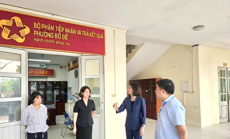 Phó Chủ tịch UBND Thành phố Vũ Thu Hà tiếp tục kiểm tra thực tế các phường mới của quận Long Biên sau sắp xếp- Ảnh 1.