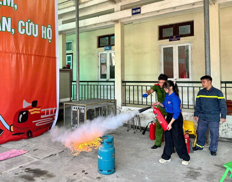 Trải nghiệm, thực hành chữa cháy và cứu nạn, cứu hộ tại trường TH Phụng Thượng- Ảnh 4.
